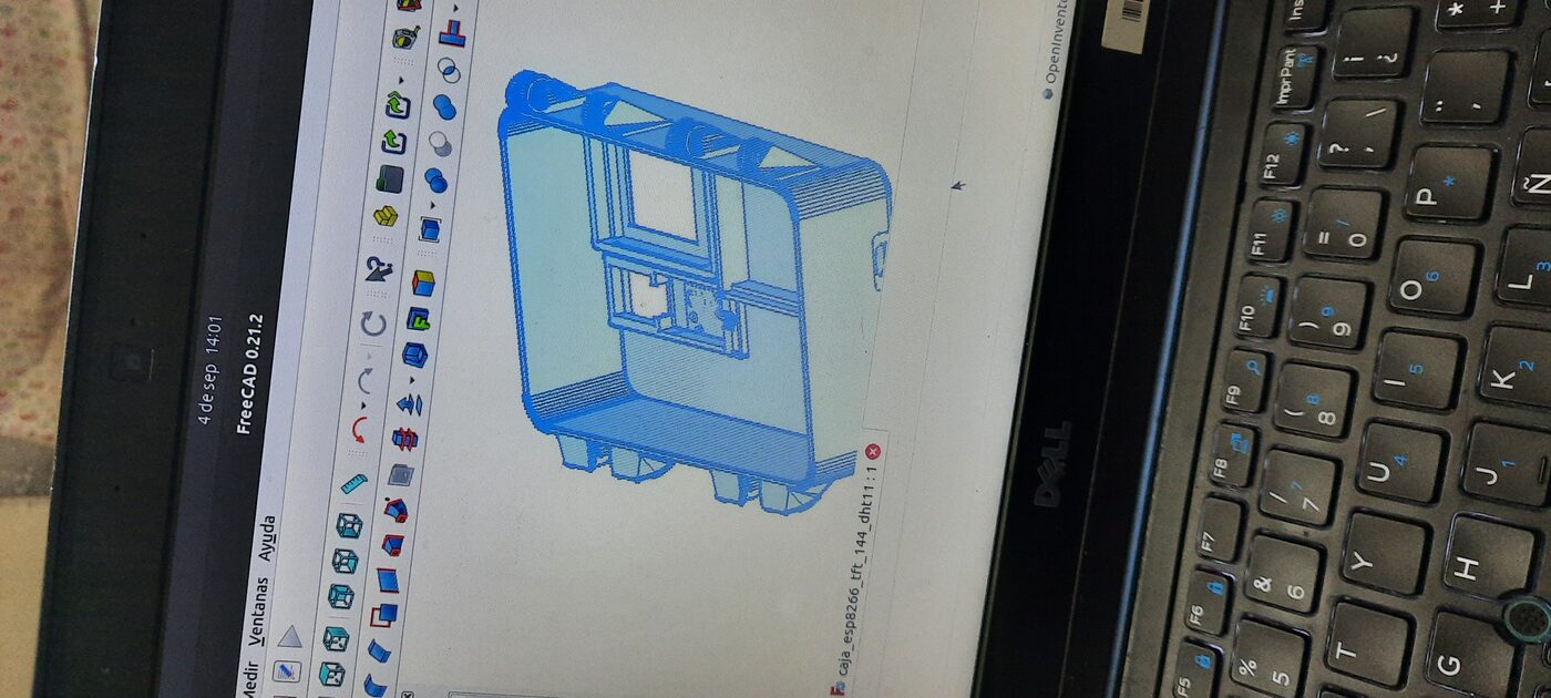 Diseño 3D del gabinete en FreeCAD